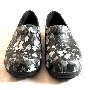 Crocs Dual Comfort Floral Slip Resistant Clogs size 7